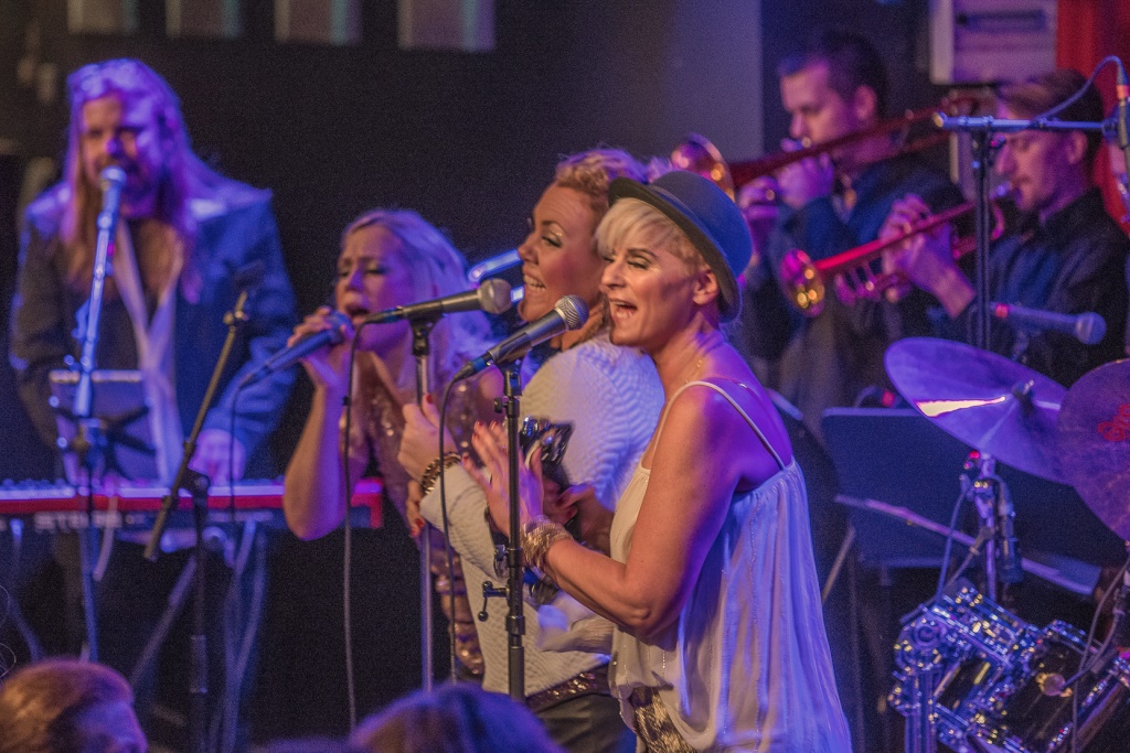 Bandet TCB i stort format framför en hyllning till Aretha Franklin, the Queen of Soul, på Fasching 17/4 2015. Foto Bengt Nyman